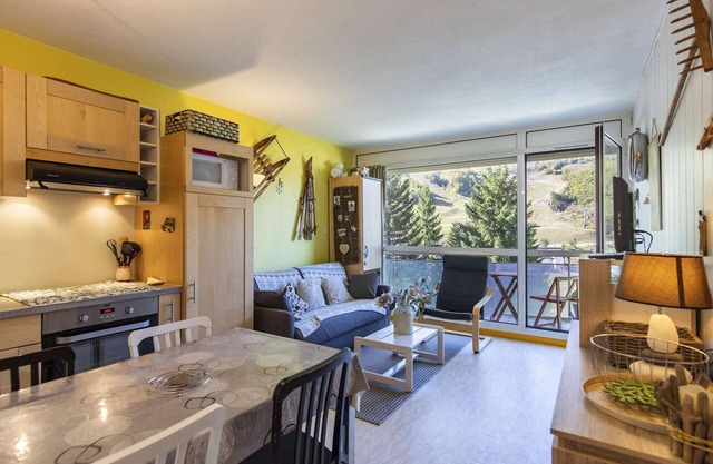Studio cabin for 6 near slopes, mountain view